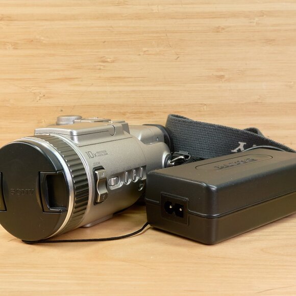 Sony Cyber-shot DSC-F707 / 5MP Digital Camera / Carl Zeiss Lens / NightShot - Picture 1 of 11